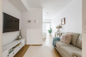 Modern Nomads Classic Modern 1BR Walk to Marvel & QV Market